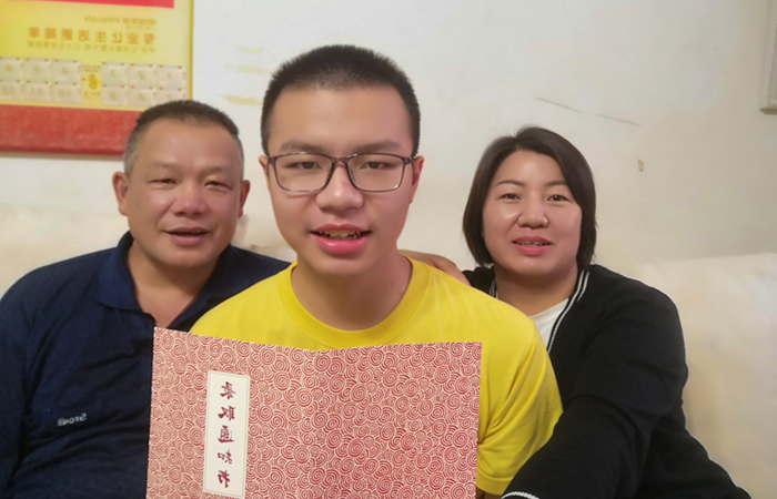 1661411279612025.jpg 小-全家福.jpg